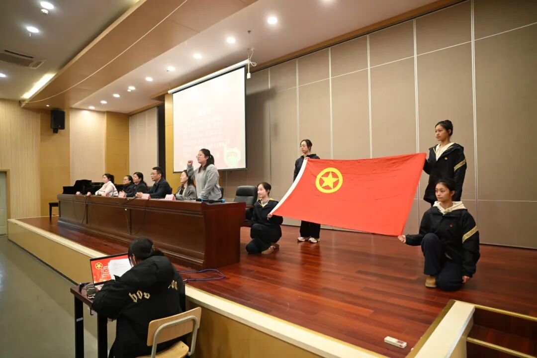 艺心向党承薪火 青春践志续华章 ——我校举行“一二·九”精神传承主题入团礼